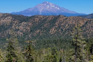 Caldwell Lakes Trail: Mount Shasta beyond a metamorphic ridge
